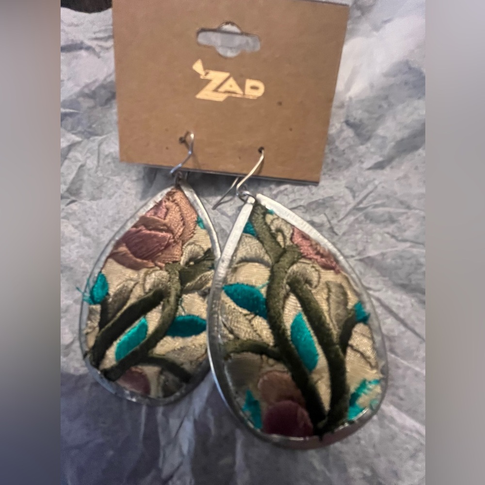 NWT Zad Handmade Floral Embroidered SET of Earrings and Bracelet Made in India - Picture 5 of 13
